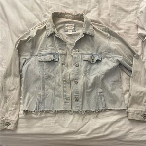 Forever 21 cropped light wash denim jacket medium